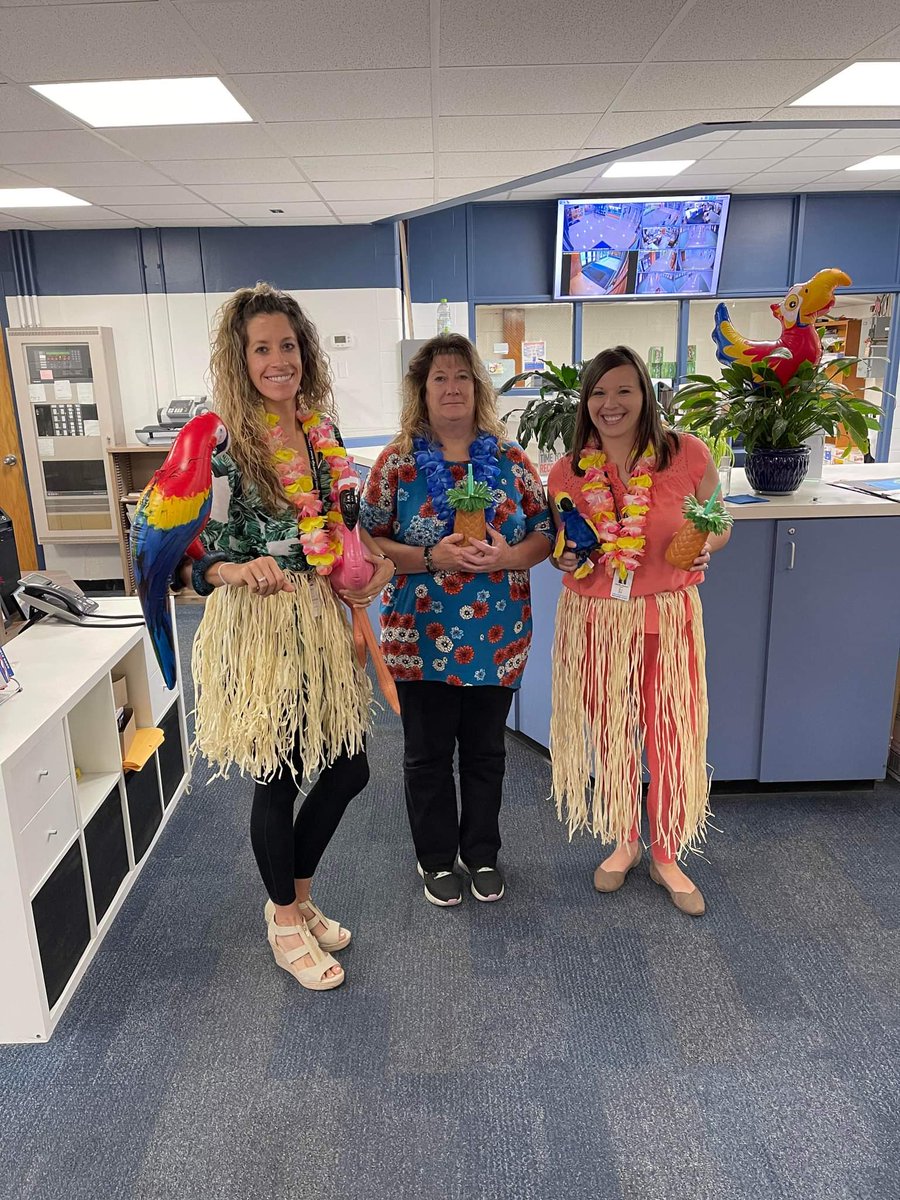 jlhepburn's tweet photo. Tropical Thursday! 🏝️🦜🦩🌺🍍 https://t.co/zdPjEzVWbk