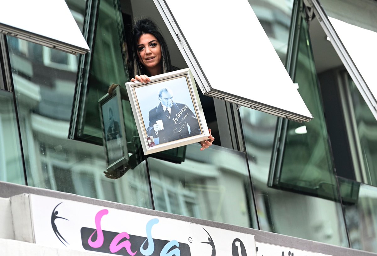 Samsundayız🔥

Cumhuriyet düşmanlarına sesleniyoruz; 
"103 yıl önce yakılan ateş hala yanıyor"