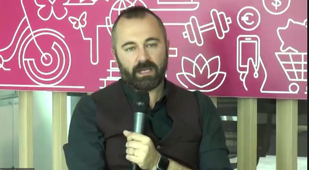 🗣️"Il #digitale gioca un ruolo chiave, non è solo la modalità di pagamento che si digitalizza ma diventa virtuale il contatto, il dialogo e la relazione" 
👉<a href="/FiloniAntonio/">Antonio Filoni</a>, Head of Digital di <a href="/doxa_research/">BVA Doxa</a>, in diretta dalla presentazione di Donare 3.0.
#digitalfundraising