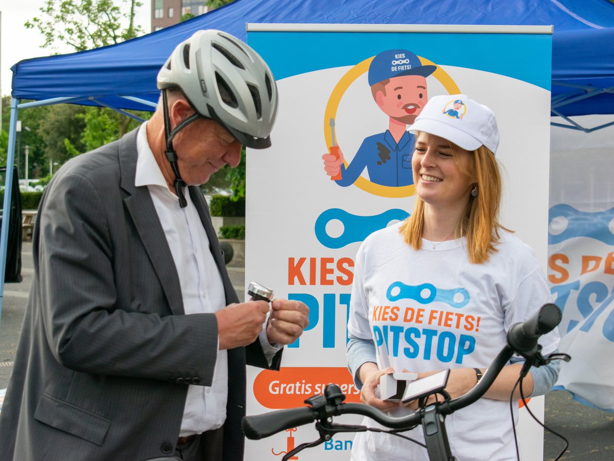 Het ss vandaag Fiets naar je Werk Dag! De hele ochtend kon je op de campus langskomen voor een gratis fiets APK. Onze rector deed dat ook. #kiesdefiets #fietsnaarjewerkdag #fietspitstop