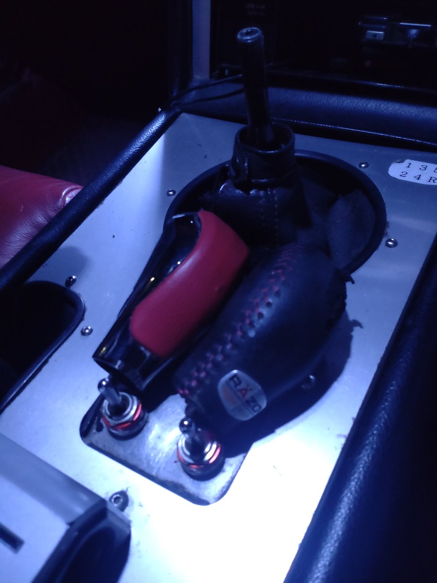 roadster_sr3's tweet photo. 革が剥げて手触り悪いのでシフトノブ交換したお。
少し大きくなったけど感触は🙆‍♂
#RAZO
#GTspec
#中二感
#重めが好み
#NAロードスター
#シフトノブ https://t.co/zgCZ6U1qXI