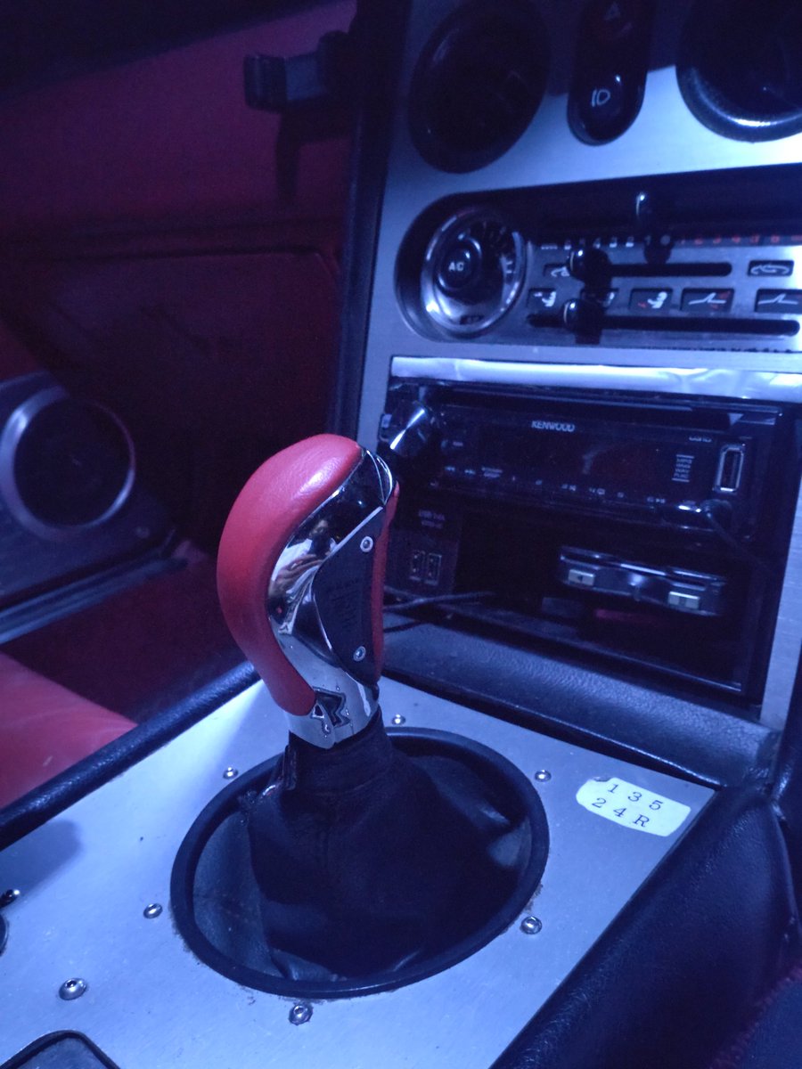 roadster_sr3's tweet photo. 革が剥げて手触り悪いのでシフトノブ交換したお。
少し大きくなったけど感触は🙆‍♂
#RAZO
#GTspec
#中二感
#重めが好み
#NAロードスター
#シフトノブ https://t.co/zgCZ6U1qXI