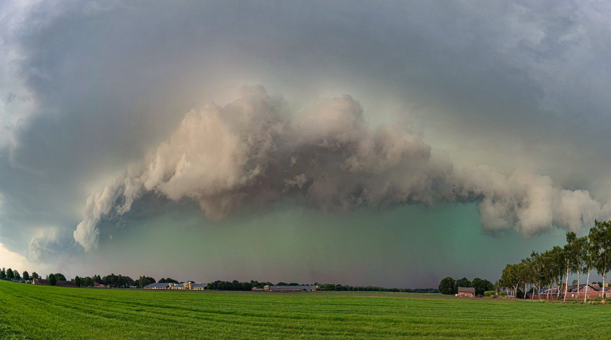 Wat een bui! Groene lucht en zandhappen! <a href="/omroepbrabant/">Omroep Brabant</a> <a href="/StormchaserNL/">Wouter van Bernebeek</a>
