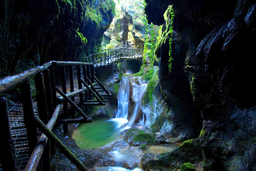 Le Grotte del Caglieron, un viaggio suggestivo tra grotte e cascate nel cuore del Cansiglio, in #veneto. Con attività per famiglie familygo.eu/vacanze-con-ba…