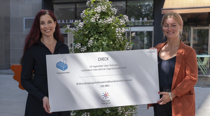 Ingenjorerna's tweet photo. Idag överräckte förbundsordf. @UlrikaLindstr ett bidrag på 122 000 kronor till @EWB_Ingenjorer För varje medlemsröst i valet till förbundets högsta beslutande organ #ingfum sänker vi 10 kr. Tack alla som röstat! #ingenjör #demokrati #hållbarhet
Läs mer ➡️ https://t.co/Oh4QkkLYY0 https://t.co/3DO4RLwII3