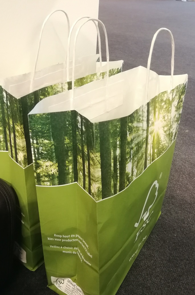 Pour remercier notre panel d’intervenants (Intersac, <a href="/LgrPackaging/">LGR PACKAGING</a>, @fostplus, #IVCIE) lors de notre séminaire de ce jour, quoi de + logique que de le faire avec un produit (houblonné bio et consigné), emballé avec du carton labellisé #FSC 😉

#emballages #verpakken #packaging