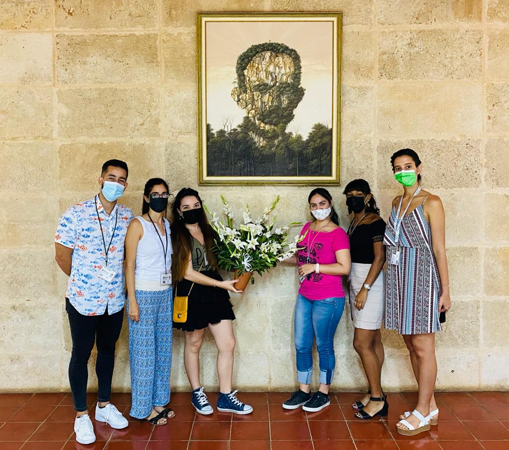 Jóvenes del <a href="/CIGBCuba/">CIGBCuba</a> colocan ofrenda floral a nuestro eterno Martí, por el aniversario de su caída en combate en Dos Ríos, el 19 de mayo de 1895.
#MartíViveEnNosotros #TenemosMemoria #MartiPorSiempre