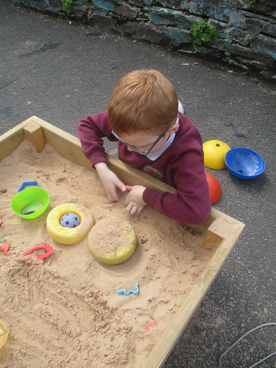 StrachurP's tweet photo. P1s outdoor this afternoon .... football stars .... travelling to California and making stock for the icepole shopπ#strachur #outdoorplay #creativity #imagination #strachurprimary #argyllandbute #abc_OCTF #abcey #strachurprimary https://t.co/WTT9BRwqcj