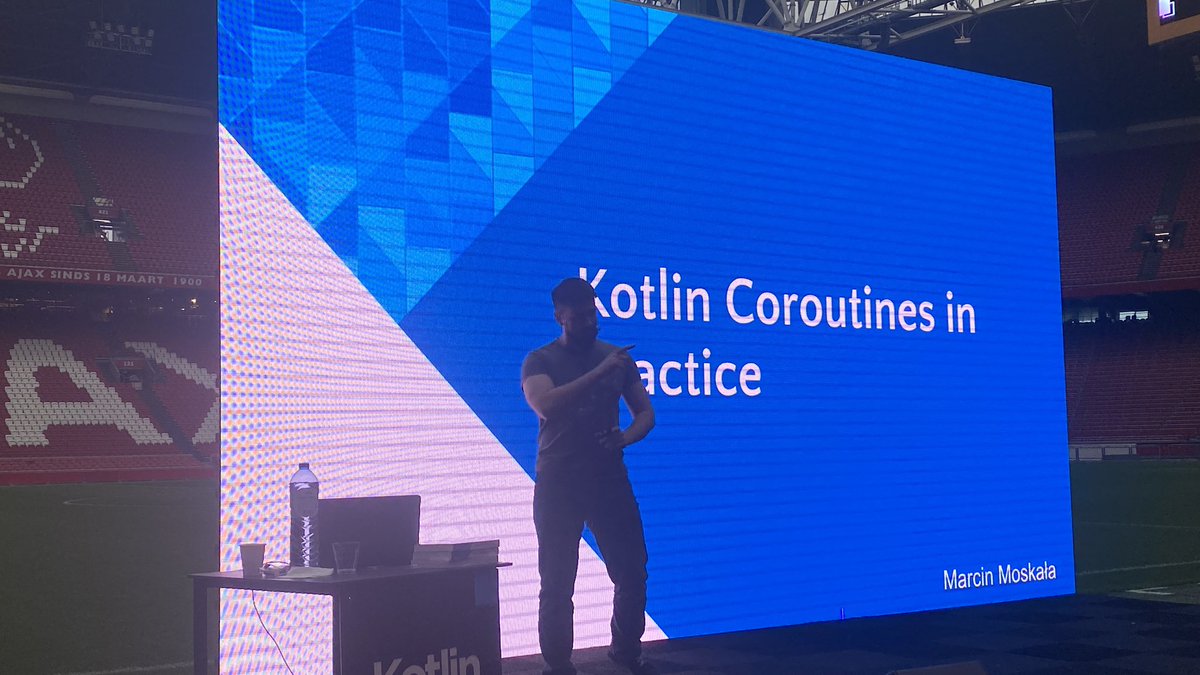 jokue2002's tweet photo. Learning about #Kotlin coroutines at #KotlinDevDay from @marcinmoskala https://t.co/i3yBR3H4lc