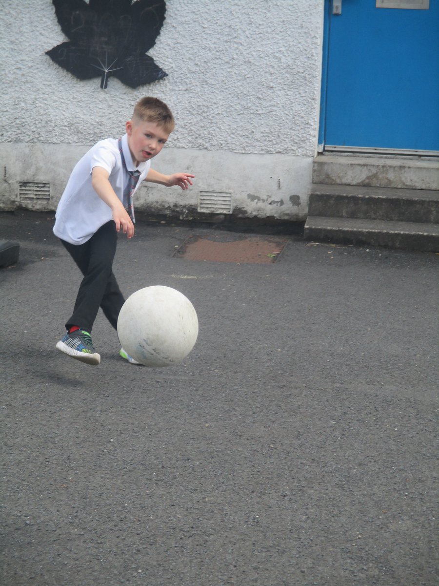 StrachurP's tweet photo. P1s outdoor this afternoon .... football stars .... travelling to California and making stock for the icepole shopπ#strachur #outdoorplay #creativity #imagination #strachurprimary #argyllandbute #abc_OCTF #abcey #strachurprimary https://t.co/WTT9BRwqcj