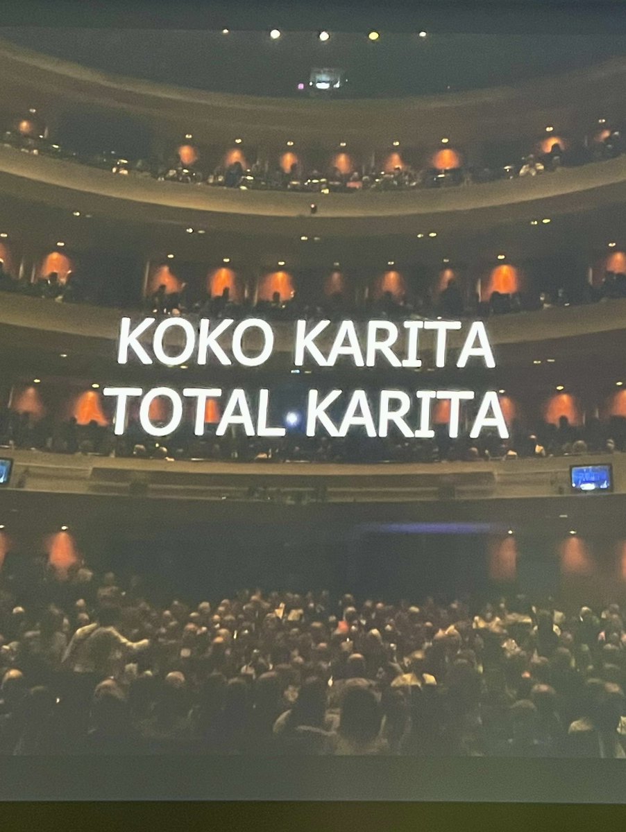 foibekartano's tweet photo. Lumoava #KokoKarita ensi-ilta ja upea meidän oma #HilkkaKarvinen!
Hilkka johdatteli meidät #ooppera’esitykseen puheella, jossa kertoi @MattilaKarita elämästä ja urasta.
#kulttuurielämys @Foibekartano @HAAGAHELIAamk @oopperabaletti #HomeOpera #Lab8 @SaksetjaKarki @Uudenmaanliitto https://t.co/bTceE5iuMX