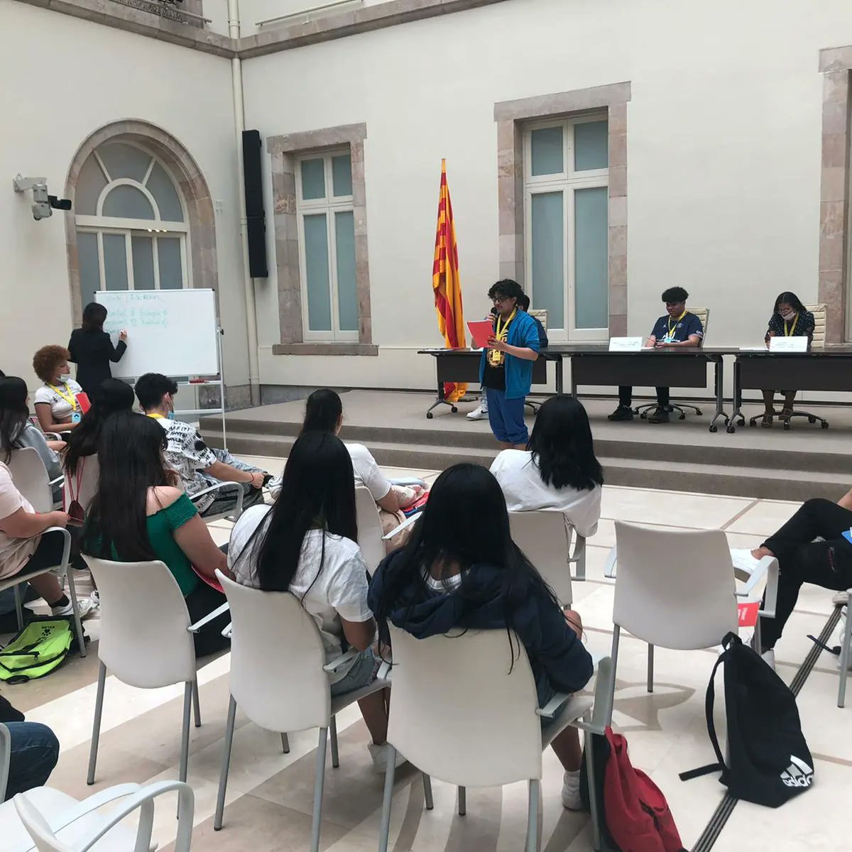 insgalileo's tweet photo. Els alumnes de 1r de Batxillerat han jugat a ser politics i han visitat el Parlament de Catalunya. https://t.co/T4ZlEUZJfL