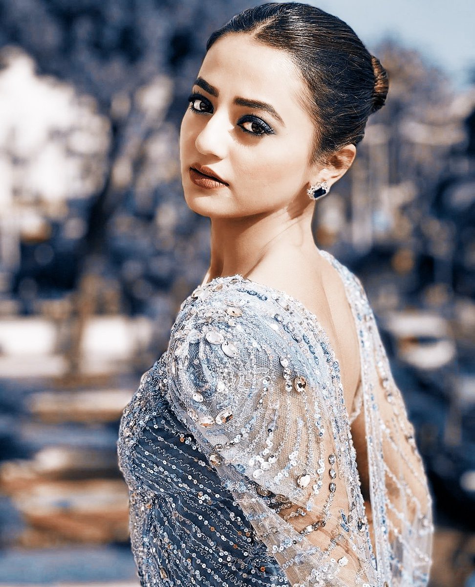 hello gorgeousness! ✿ 

#HellyShah | #HellyShahAtCannes