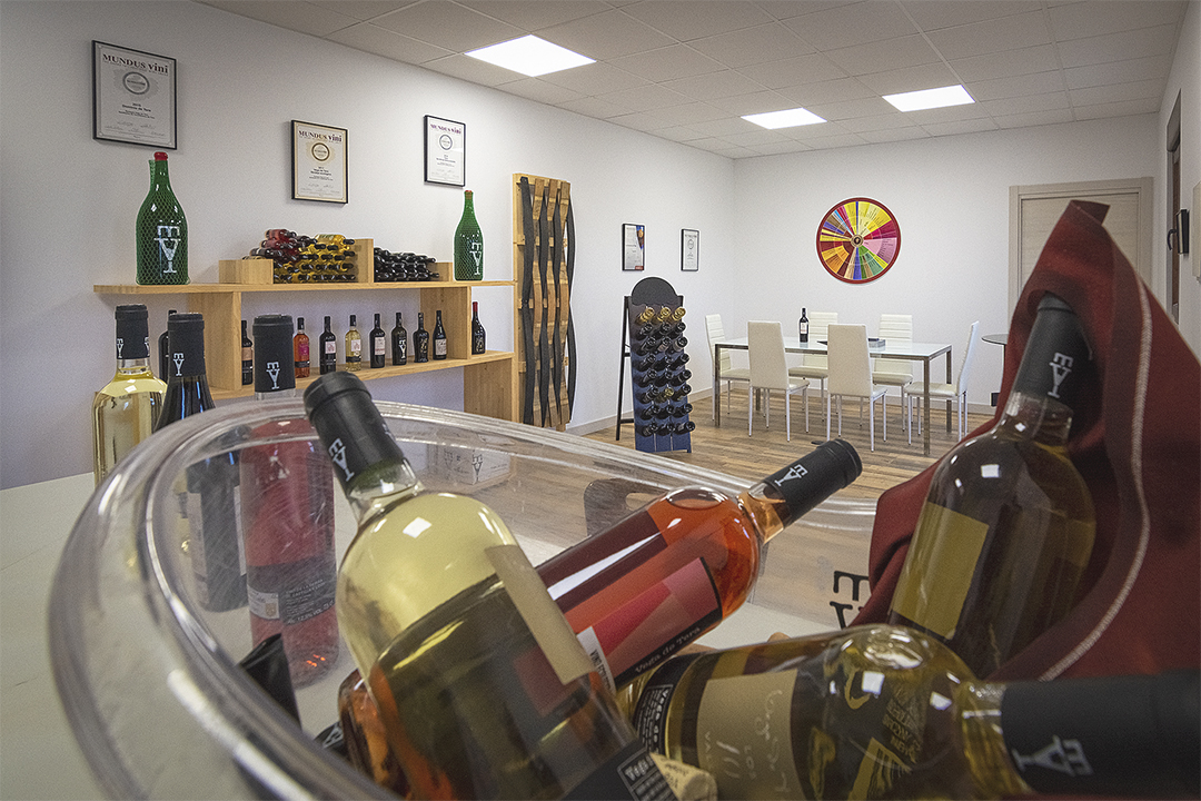 ¿Quieres conocer más sobre nosotros y nuestros vinos? ¡Visítanos!

-Visita guiada por la bodega
-Explicación de cómo elaboramos nuestros vinos
-Degustación de 5 vinos con aperitivo

Precio por persona: 10€ 
*Precios especiales para grupos.