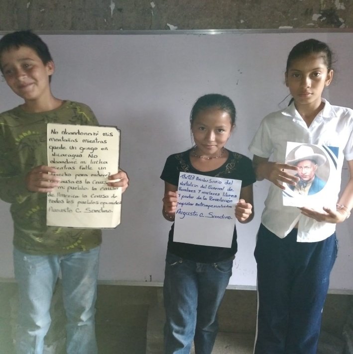 Comunidad educativa celebrando el natalicio del general de hombres y mujeres libres, Augusto C. Sandino, con bonitos murales y actividades lúdicas que permiten conocer nuestra historia a las nuevas generaciones.