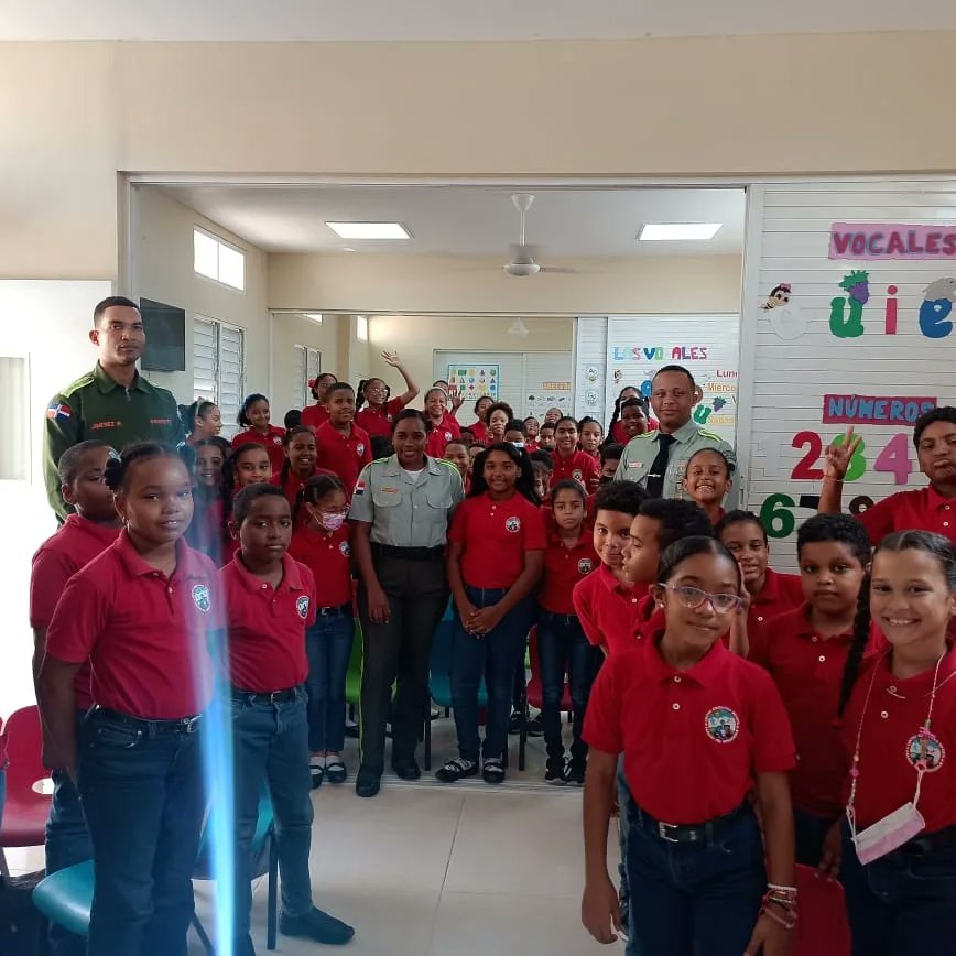 digesettrd_'s tweet photo. Niños de centros educativos reciben capacitación vial.

Por instrucciones de nuestro director, general de brigada Ramón A. Guzmán Peralta, PN., personal de nuestra escuela de tránsito, compartieron con niños de los colegios Adventista las Américas y Paraiso https://t.co/S4F0T0wr4V