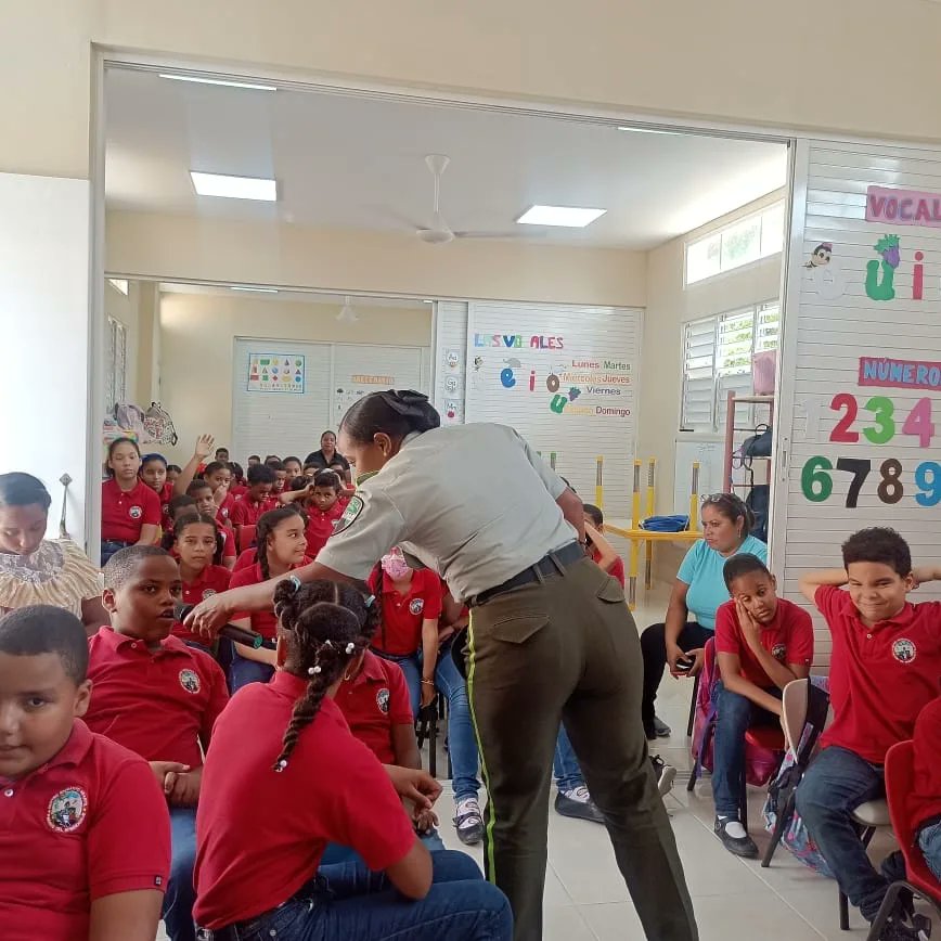 digesettrd_'s tweet photo. Niños de centros educativos reciben capacitación vial.

Por instrucciones de nuestro director, general de brigada Ramón A. Guzmán Peralta, PN., personal de nuestra escuela de tránsito, compartieron con niños de los colegios Adventista las Américas y Paraiso https://t.co/S4F0T0wr4V