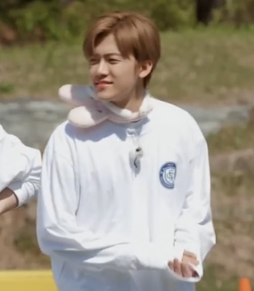 kkyunana's tweet photo. JAEMIN has two headbands the one is cat ear and the other one is a bunny ear 😭😭😭 sooo cute https://t.co/klos8UPftX