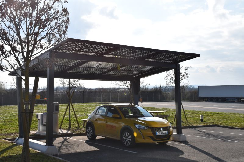 PV &amp; e-mobilité vont bien ensemble, la preuve ici avec l'entreprise de logistique Sotradel à Lyon, qui met à disposition de ses collaborateurs une voiture ⚡️ pour effectuer les déplacements entre ses 11 sites, carport ☀️ 2 places d'IRFTS avec 15 modules PV <a href="/SOLARWATTFrance/">SOLARWATT FRANCE</a>