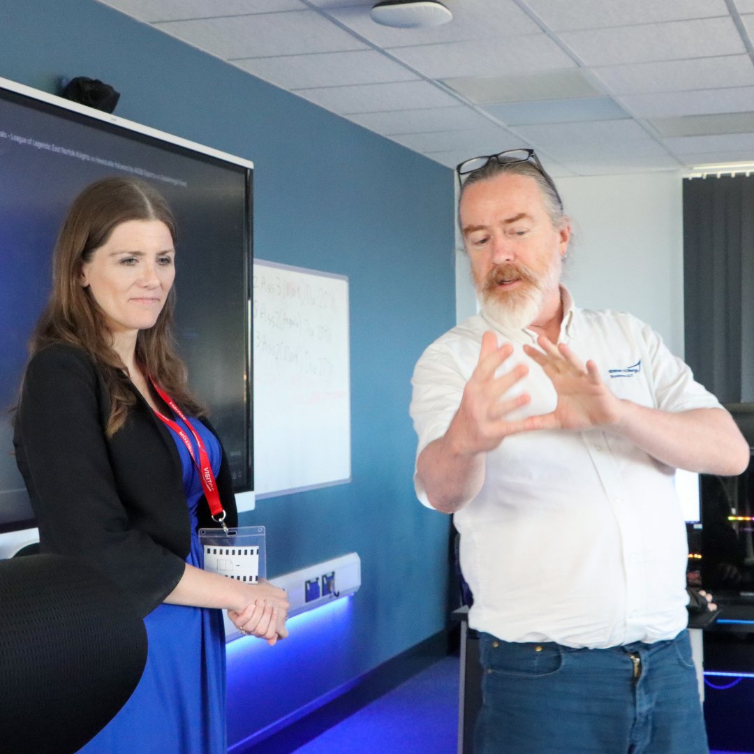 ExeterCollege's tweet photo. π« We were delighted to welcome Minister of State for Higher and Further Education, @michelledonelan, to our sector-leading @SouthWest_IoT Digital and Data Centre today.
#ExeCollProud https://t.co/bZk9kRB9no