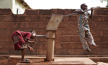 Oxford Impacts (@oxengage) on Twitter photo This #OxfordImpacts case study shows how the <a href="/oxfordgeography/">SoGE, University of Oxford</a> <a href="/SmartHandpumps/">Smart Handpumps 💦</a> project has improved clean water access for rural communities and influenced #policy 💦🌏👉ox.ac.uk/research/resea… <a href="/FCDOResearch/">FCDO Research, Science and Technology</a> <a href="/EPSRC/">Engineering and Physical Sciences Research Council</a> <a href="/FundiFix/">FundiFIX</a> <a href="/patrickgthomson/">Patrick Thomson</a> <a href="/reachwater/">REACH</a> #SDG6 #WorldWaterDay This #OxfordImpacts case study shows how the <a href="/oxfordgeography/">SoGE, University of Oxford</a> <a href="/SmartHandpumps/">Smart Handpumps 💦</a> project has improved clean water access for rural communities and influenced #policy 💦🌏👉ox.ac.uk/research/resea… <a href="/FCDOResearch/">FCDO Research, Science and Technology</a> <a href="/EPSRC/">Engineering and Physical Sciences Research Council</a> <a href="/FundiFix/">FundiFIX</a> <a href="/patrickgthomson/">Patrick Thomson</a> <a href="/reachwater/">REACH</a> #SDG6 #WorldWaterDay