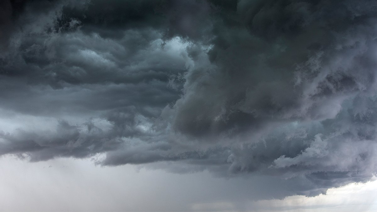 #Unwetterwarnung in Teilen Deutschlands: Vorsicht vor umherfliegenden Gegenständen wie Dachziegeln, umknickenden Bäumen und herabfallenden Ästen. Vermeide Autofahrten und begib dich ins Innere. Beachte die amtlichen Warnungen in deiner Region!