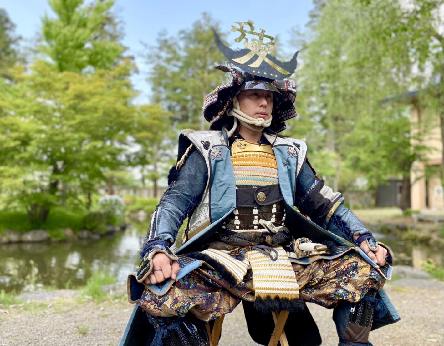 直江兼続 やまがた愛の武将隊 青空と上杉神社の景観が見事故 間に間に写真機を廻しつつ 最上殿のphotography実に見事で兼続満足 最上photography やまがた愛の武将隊 上杉神社 絵馬殿 T Co Pktjam5tak Twitter