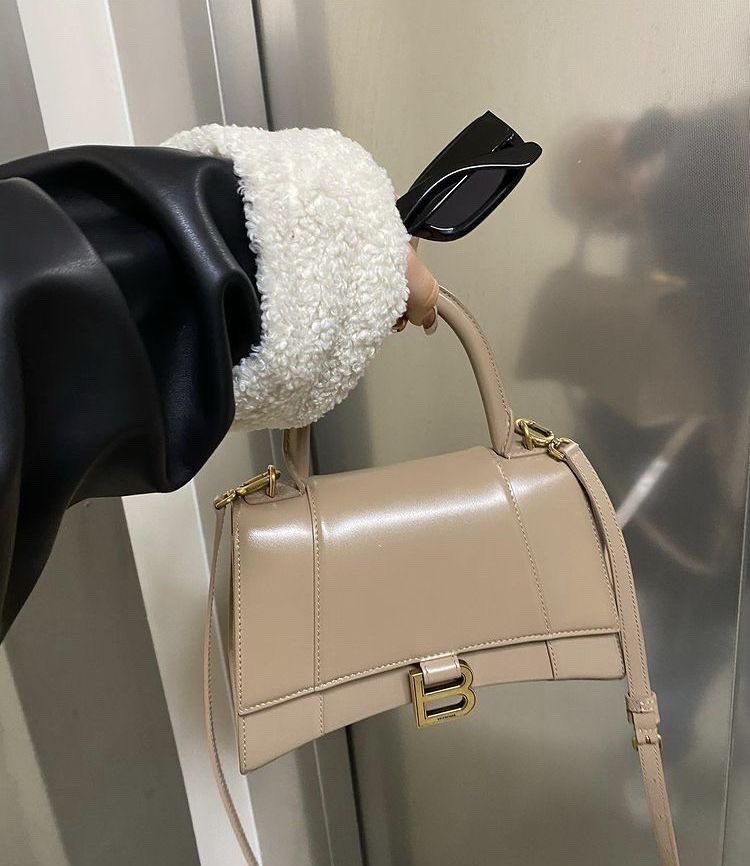 SelectOutfit's tweet photo. balenciaga bag https://t.co/6PljoC5pgK