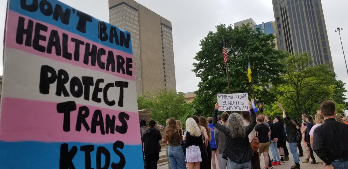 Dara4Ohio's tweet photo. Great early morning turnout at the Ohio Statehouse to #protecttranskids and bodily autonomy for Ohioans!
Thank you to everyone showing up with us today and everyone who has been contacting legislators!
#HB454 #HB598 https://t.co/mpjSJzUcxW