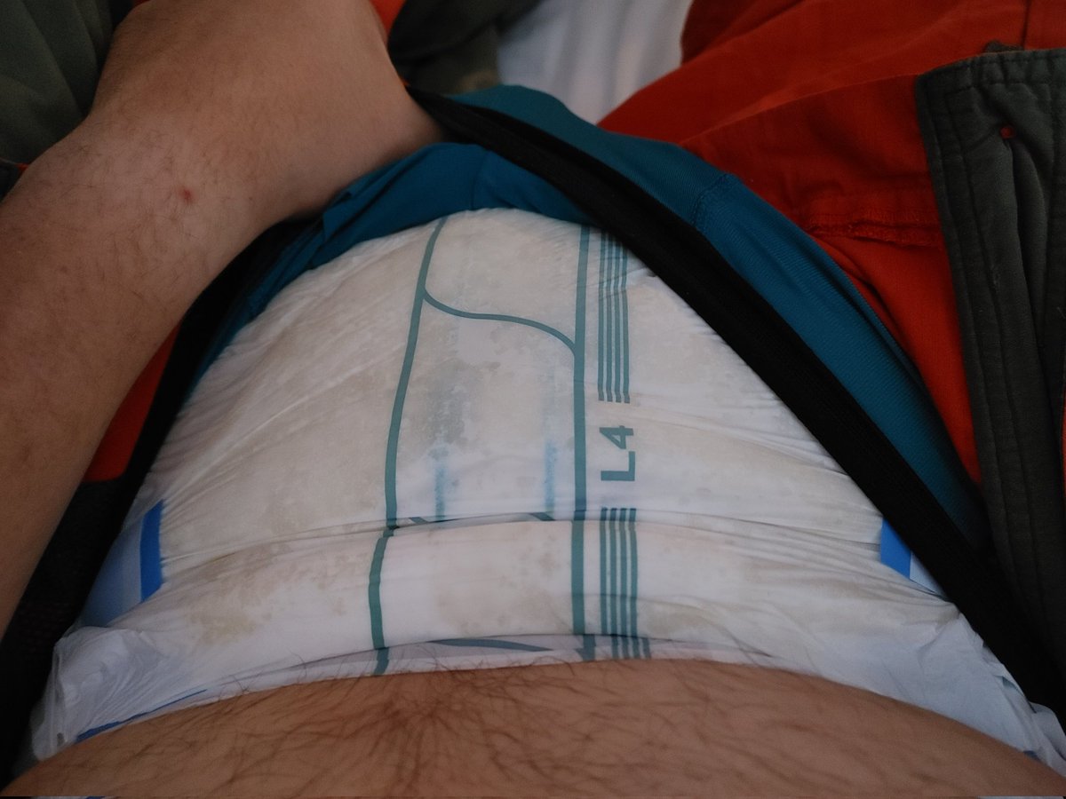 willdryson's tweet photo. Checked my #diaper and it was #soaked, i feared for the worst for my bed. Got up feeling all around...... #drybed #successfulsleep #greatnight #soggydiaper
#bedwetter #abdl #abena #noextralaundryforme 🤘🤣 https://t.co/jF72tMVSzH
