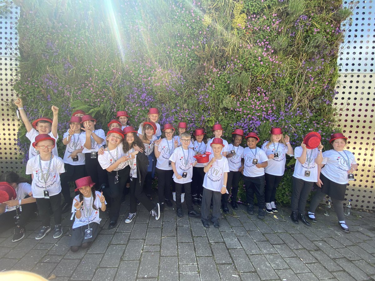 The Mowmacre Hill Young Voices group are raring to go and ready to sing their hearts out! 🎤🎼 <a href="/MattSPeet/">Matt Peet FCCT He/Him</a>