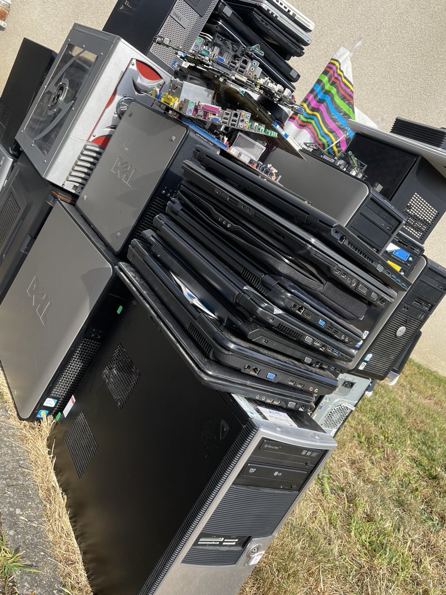 A2MI17's tweet photo. Journée #recyclage pour toute l'équipe 👍
Comme chaque année, notre partenaire vient récupérer notre #matériel pour #revalorisation et #recyclage 😁😁😁
Une petite contribution mais surtout une journée de partage !! 🥳 https://t.co/Cg7baMfkVd
