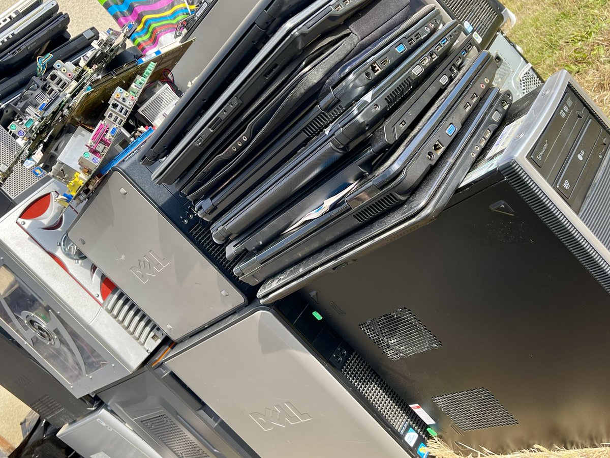 Journée #recyclage pour toute l'équipe 👍
Comme chaque année, notre partenaire vient récupérer notre #matériel pour #revalorisation et #recyclage 😁😁😁
Une petite contribution mais surtout une journée de partage !! 🥳