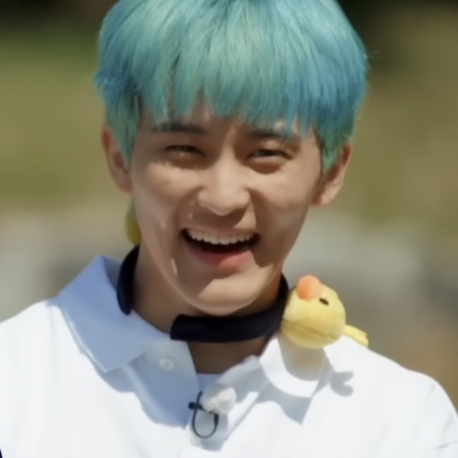 Ieemarkees's tweet photo. mark lee in nct world vs. city high field day https://t.co/9ALay1aUcT