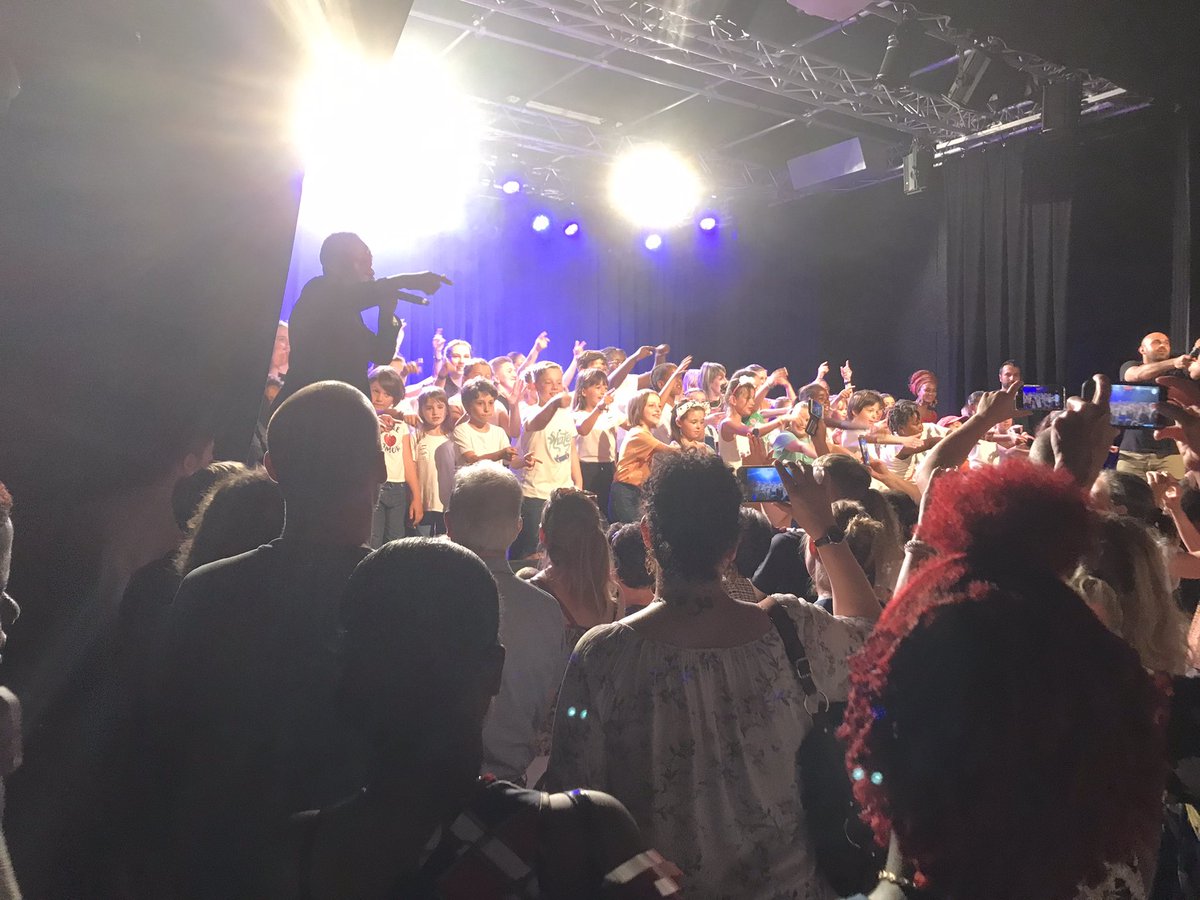 Francasdudoubs's tweet photo. Familles et public enchantés par ces jeunes artistes. RDV l’an prochain ! Merci à Antoine Saba pour la captation vidéo et la photo finale ! Retrouvez le clip de #Mixmusic3 sur https://t.co/9MB75YazE0 et d’autres productions sur notre chaine YouTube https://t.co/Iga2UEgHiY