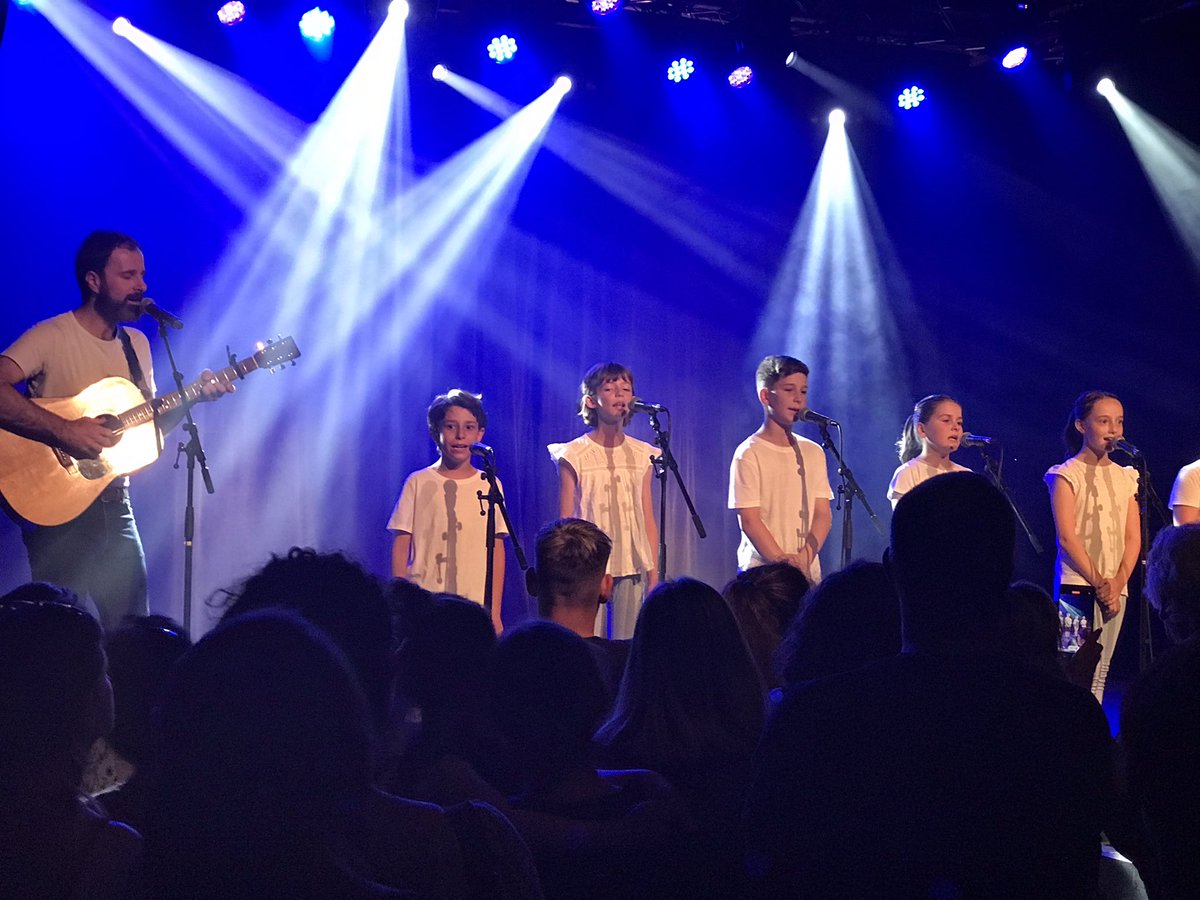 Francasdudoubs's tweet photo. Familles et public enchantés par ces jeunes artistes. RDV l’an prochain ! Merci à Antoine Saba pour la captation vidéo et la photo finale ! Retrouvez le clip de #Mixmusic3 sur https://t.co/9MB75YazE0 et d’autres productions sur notre chaine YouTube https://t.co/Iga2UEgHiY
