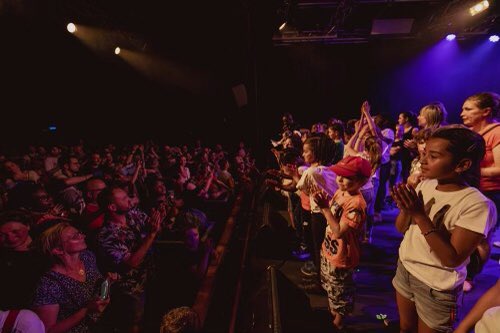 Francasdudoubs's tweet photo. Familles et public enchantés par ces jeunes artistes. RDV l’an prochain ! Merci à Antoine Saba pour la captation vidéo et la photo finale ! Retrouvez le clip de #Mixmusic3 sur https://t.co/9MB75YazE0 et d’autres productions sur notre chaine YouTube https://t.co/Iga2UEgHiY
