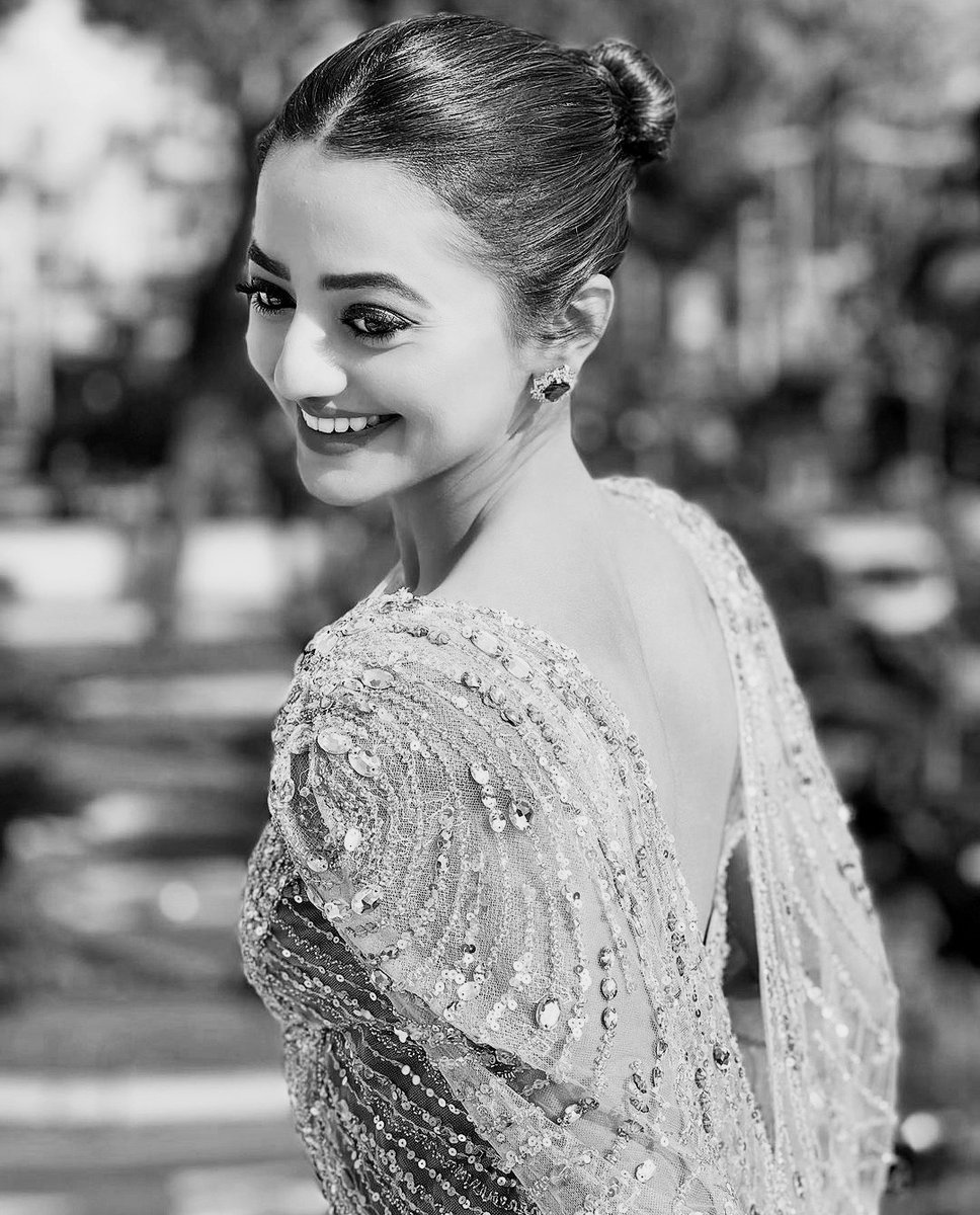 smile ~ an inexpensive way to enhance your look ♡´ 

#HellyShah | #HellyShahAtCannes