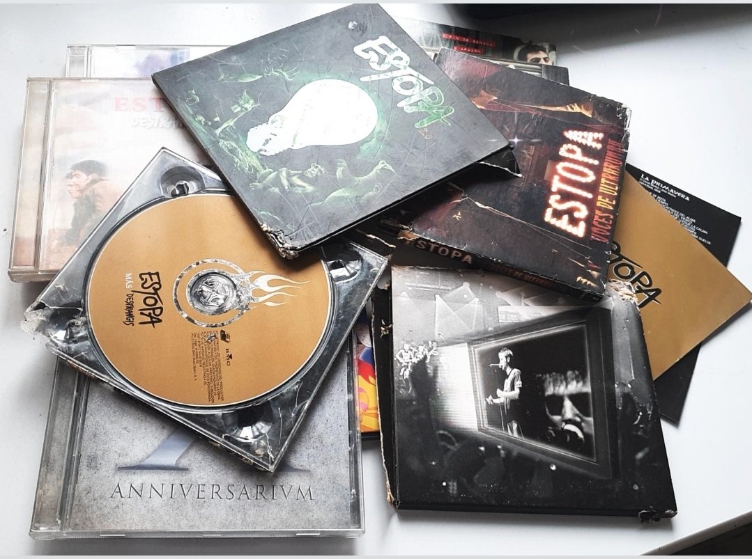 Nefertary12's tweet photo. Cuando tu cachorra se come media colección de algo que llevas una vida coleccionando, lloras, mucho y muy fuerte @estopaoficial 🤦🏻‍♀️😅 https://t.co/818zJp55H1