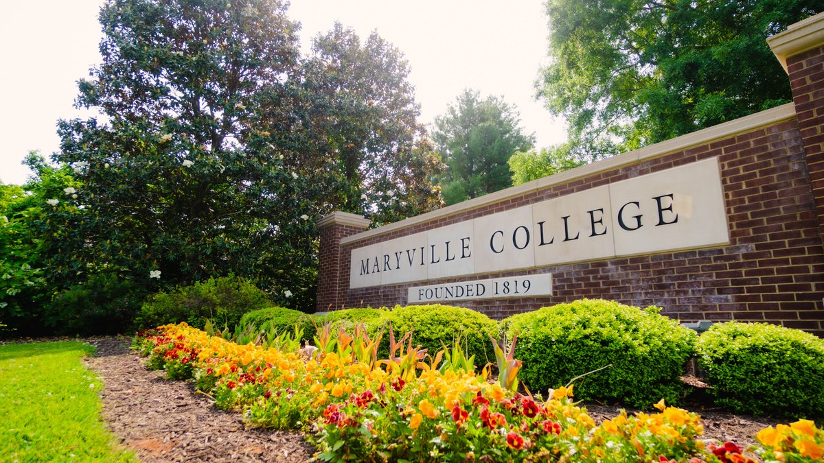 MaryvilleC's tweet photo. When #MaryvilleCollege multimedia guy @Brenjamin13 takes his new lens out for a test drive, you know he's gonna come back with some sweet campus shots. This old place is looking mighty resplendent this spring. #goscots #mccampus #comebeascot #youcangotocollegehere https://t.co/N8E4LU6j97