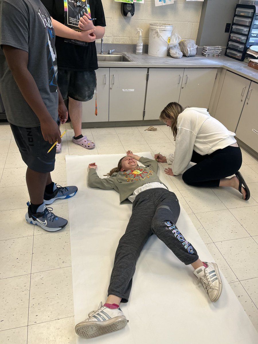 HBolensArtClass's tweet photo. Last meeting with #LSHSartclub was lots of fun!With a lil collaboration and paint we were able to create Keith Haring inspired art using our own bodies! Thank you for a great year! #ArtMATTERS https://t.co/PZkfcZCVnY