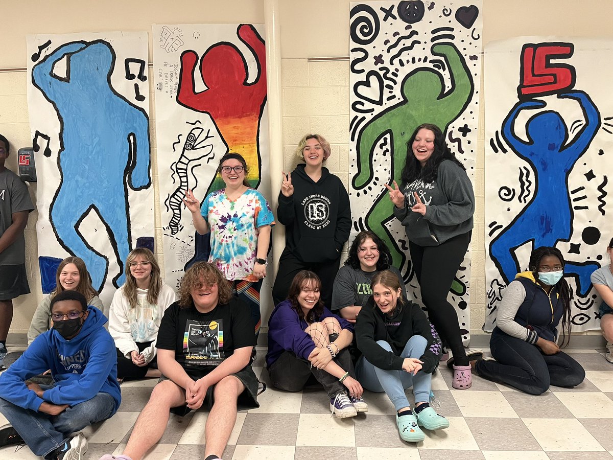 HBolensArtClass's tweet photo. Last meeting with #LSHSartclub was lots of fun!With a lil collaboration and paint we were able to create Keith Haring inspired art using our own bodies! Thank you for a great year! #ArtMATTERS https://t.co/PZkfcZCVnY