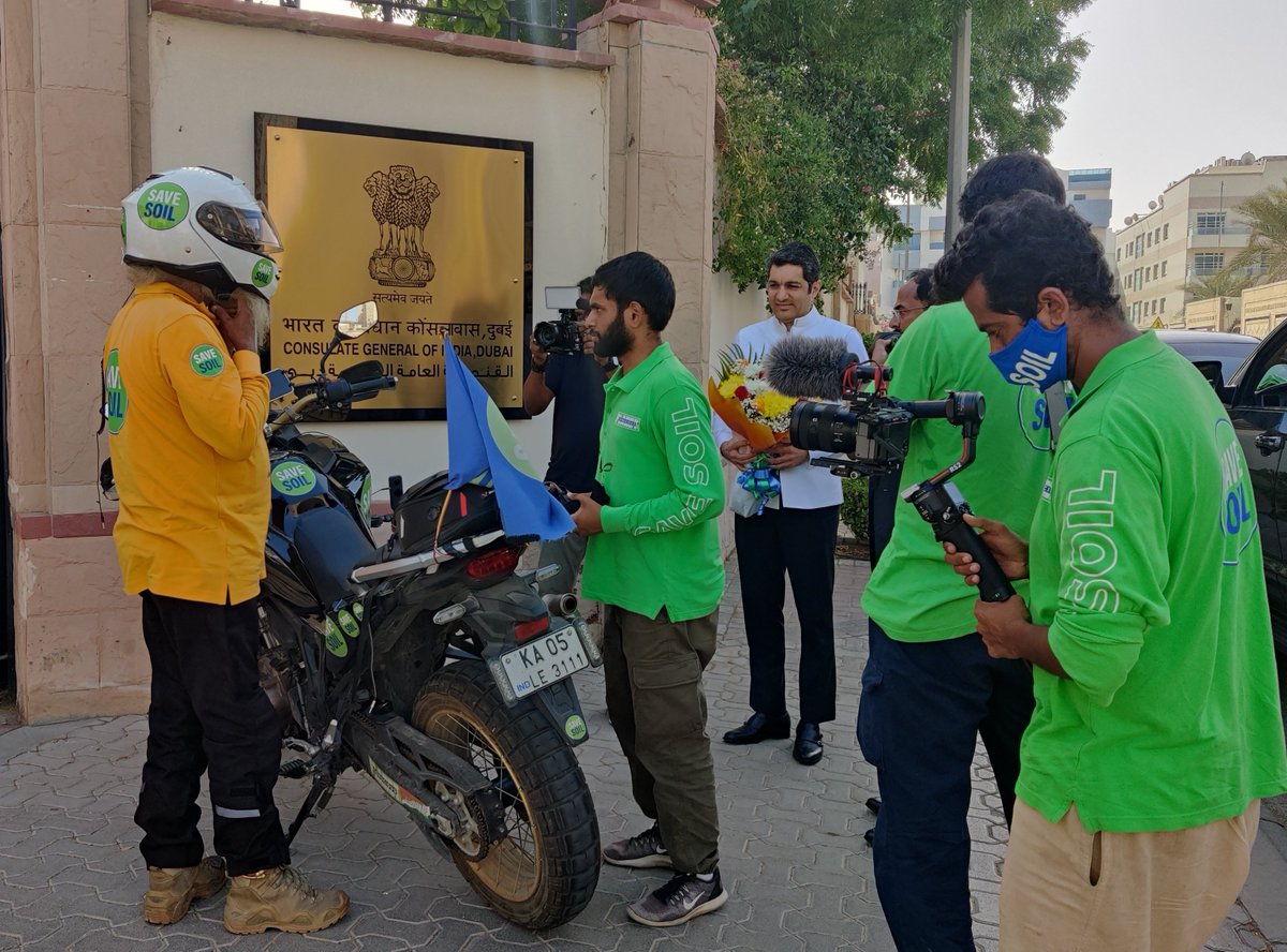 cgidubai's tweet photo. Sadhguru visits CGI Dubai as part of the UAE leg of 'Save the Soil' campaign to bring in a global consciousness towards preventing soil degradation.
#savethesoil #consciousplanet
#AmritMahotsav
@ishafoundation @cpsavesoil @IndembAbuDhabi @MEAIndia @IndianDiplomacy @AmritMahotsav https://t.co/3vW0SBYife