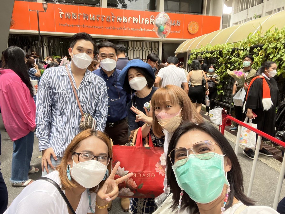 haochalarmtosky's tweet photo. ภาพครอบครัว !! คุณพี่ คุณพ่อ คุณแม่ และลูกสะใภ้บางส่วน !!!!
#skywongravee #CongratSKY
#ก้อนเมฆของสกาย https://t.co/AZ12G9UGTg