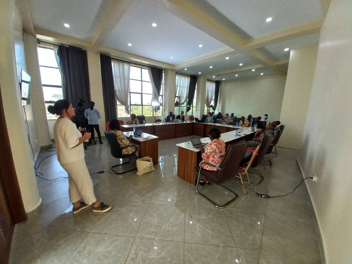 FrancisMakokha3's tweet photo. A delegate presents on trauma @MountKenyaUni 2nd ICPSSE parallel session.  She discussed various ways of managing trauma in children @Becky_Nalepo @traumasch_kenya @ShiruMacharia @ssimiyu @emilyEdPsych @KiriraP @DrMwiti. Informative on how to manage kids from conflict/violence https://t.co/Ofcw0MvTPB