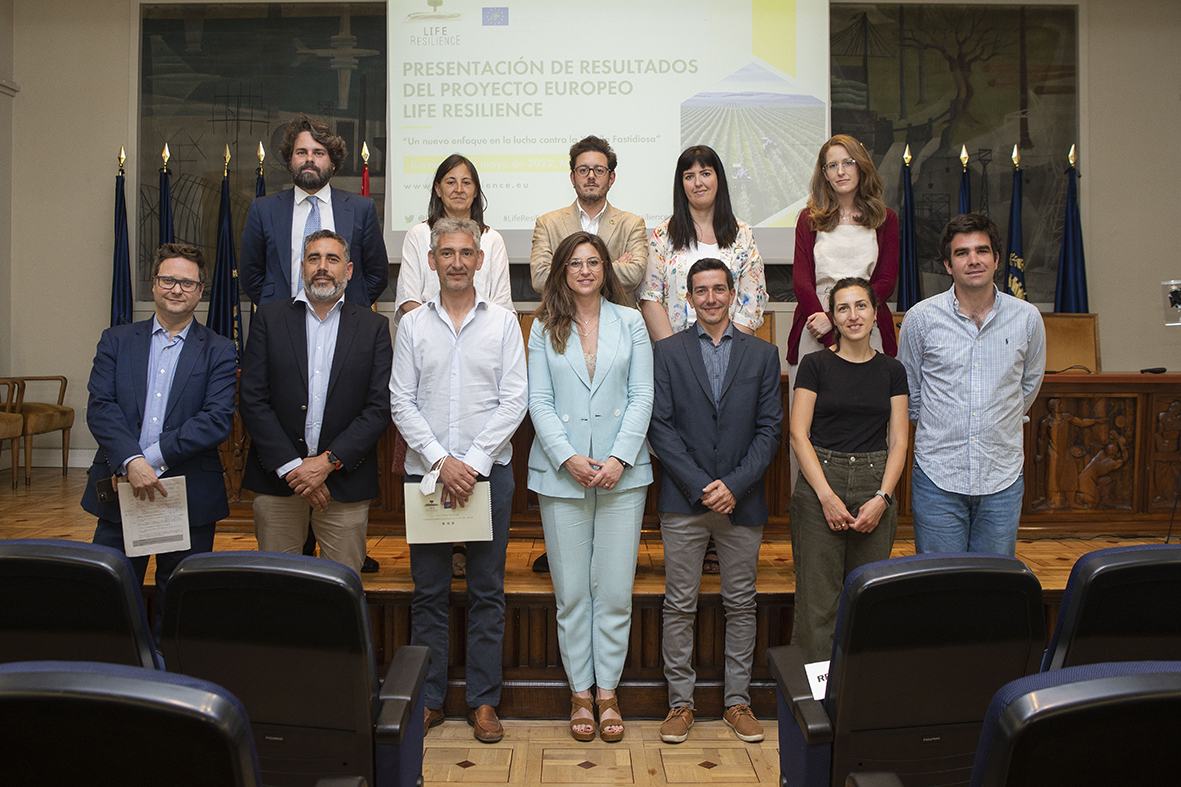 LIFE Resilience (@life_resilience) on Twitter photo 🗣️Foto de familia #LifeResilience
Gracias a quienes nos han acompañado 4 años en la #investigación de #Xyella
<a href="/Agrifoodcom/">Agrifood Comunicación</a> <a href="/AsajaNacional/">Asaja Nacional</a> <a href="/ucolivo/">Grupo UCOLIVO</a> <a href="/greenfield_agri/">Greenfield Technologies</a> <a href="/CNRsocial_/">CNR Consiglio Nazionale delle Ricerche</a> <a href="/transfer_spain/">Transfer Consultancy</a> <a href="/BalamAgri/">BALAM | Agriculture</a> <a href="/nutriprado_pt/">Nutriprado</a> #VillaFilippoBerio #SAHC
#LIFEproject <a href="/LIFEprogramme/">LIFE Programme</a> 🗣️Foto de familia #LifeResilience
Gracias a quienes nos han acompañado 4 años en la #investigación de #Xyella
<a href="/Agrifoodcom/">Agrifood Comunicación</a> <a href="/AsajaNacional/">Asaja Nacional</a> <a href="/ucolivo/">Grupo UCOLIVO</a> <a href="/greenfield_agri/">Greenfield Technologies</a> <a href="/CNRsocial_/">CNR Consiglio Nazionale delle Ricerche</a> <a href="/transfer_spain/">Transfer Consultancy</a> <a href="/BalamAgri/">BALAM | Agriculture</a> <a href="/nutriprado_pt/">Nutriprado</a> #VillaFilippoBerio #SAHC
#LIFEproject <a href="/LIFEprogramme/">LIFE Programme</a>