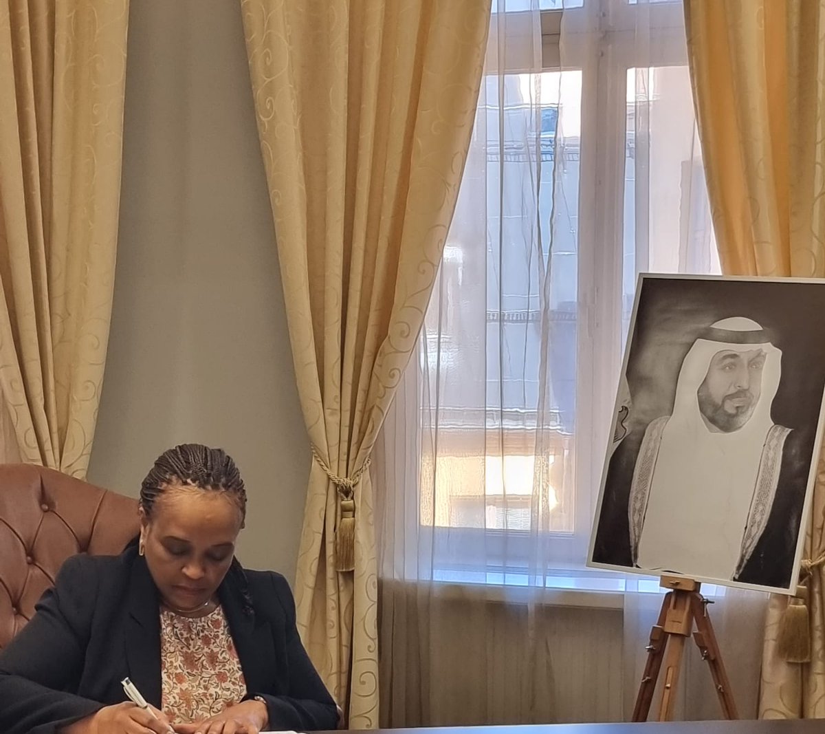 UbaloziSweden's tweet photo. Mhe. Balozi Grace Olotu asaini kitabu cha maombolezo kwenye Ubalozi wa Umoja wa Falme za Kiarabu (UAE) nchini Sweden kufuatia kifo cha Rais wa UAE, Sheikh Khalifa bin Zayed Al-Nahyan https://t.co/SwTImROyQm