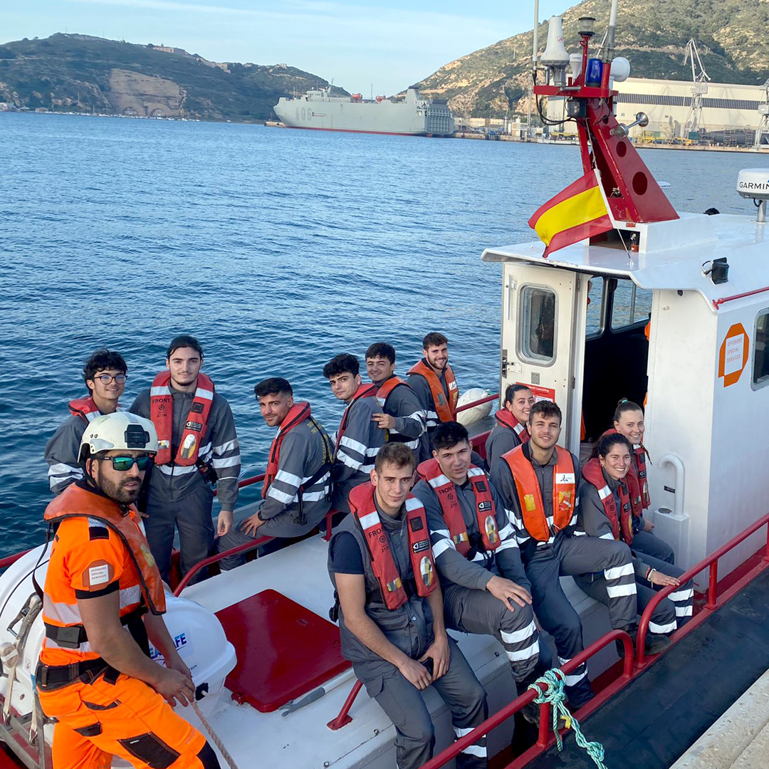 fpclaudiogaleno's tweet photo. 🛳 Los alumnos de Emergencias y Protección Civil han participado en el ejercicio #Marsec22 fruto del convenio de colaboración con @OffshoreSpecial. Además de colaborar en el ejercicio, observaron maniobras realizadas por @Armada_esp, @salvamentogob y @CruzRojaEsp en mar y tierra. https://t.co/SHYYgiI0lG