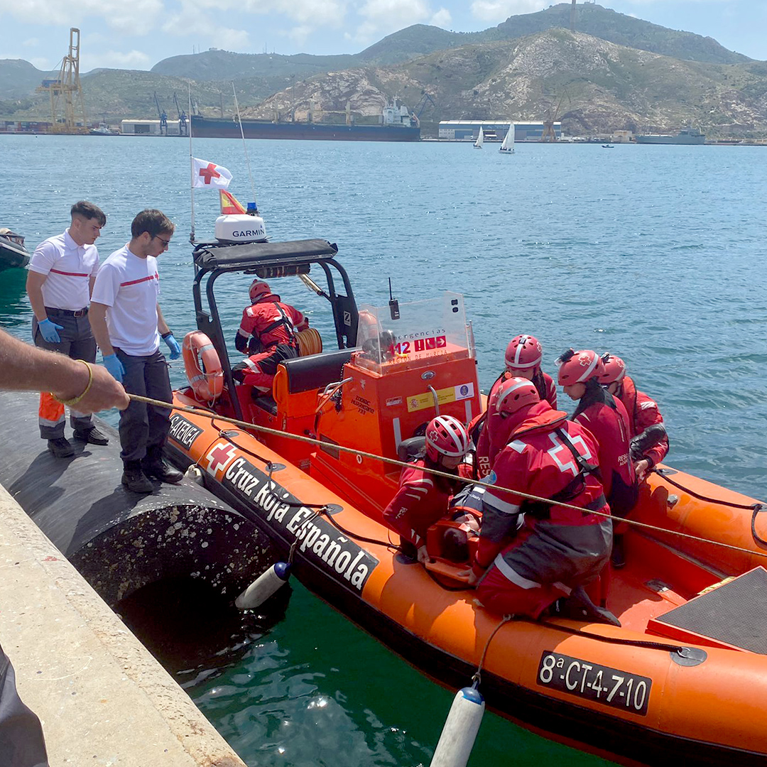 fpclaudiogaleno's tweet photo. 🛳 Los alumnos de Emergencias y Protección Civil han participado en el ejercicio #Marsec22 fruto del convenio de colaboración con @OffshoreSpecial. Además de colaborar en el ejercicio, observaron maniobras realizadas por @Armada_esp, @salvamentogob y @CruzRojaEsp en mar y tierra. https://t.co/SHYYgiI0lG
