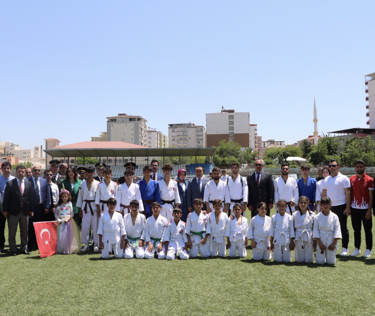 KrtlnKymkmlk's tweet photo. Kaymakam/Belediye Başkan V. Sn. Çağlar Tekin, eşi Sn. Merve Taştan Tekin Hanımefendi ve İlçe Protokolü ile birlikte Kurtalan İlçe Stadı’nda düzenlenen 19 Mayıs Atatürk’ü Anma, Gençlik ve Spor Bayramı kutlama programına katıldı.
@ctekin24 

#19MayisAtaturkuAnmaGenclikVeSporBayrami https://t.co/ggrQjk8Wy6